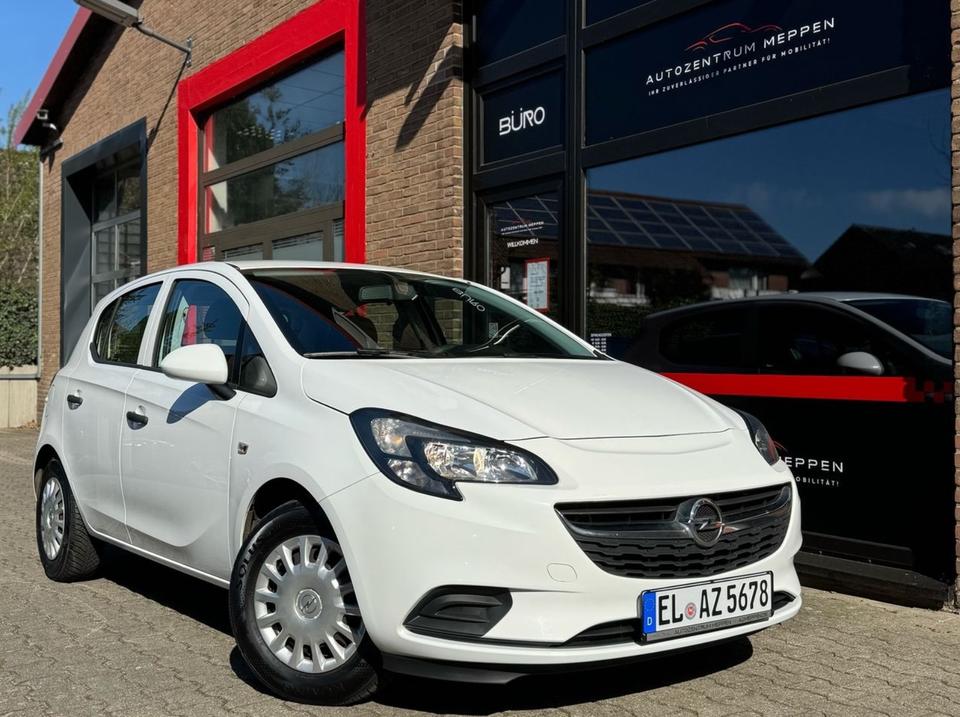 Weißer Opel Corsa E Mietwagen vor dem Autozentrum Meppen