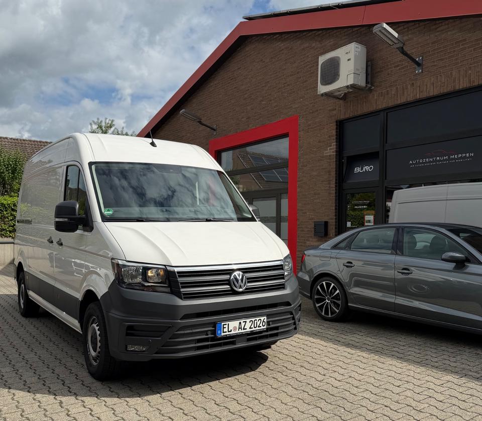 Weißer VW Crafter Miettransporter vor dem Autozentrum Meppen