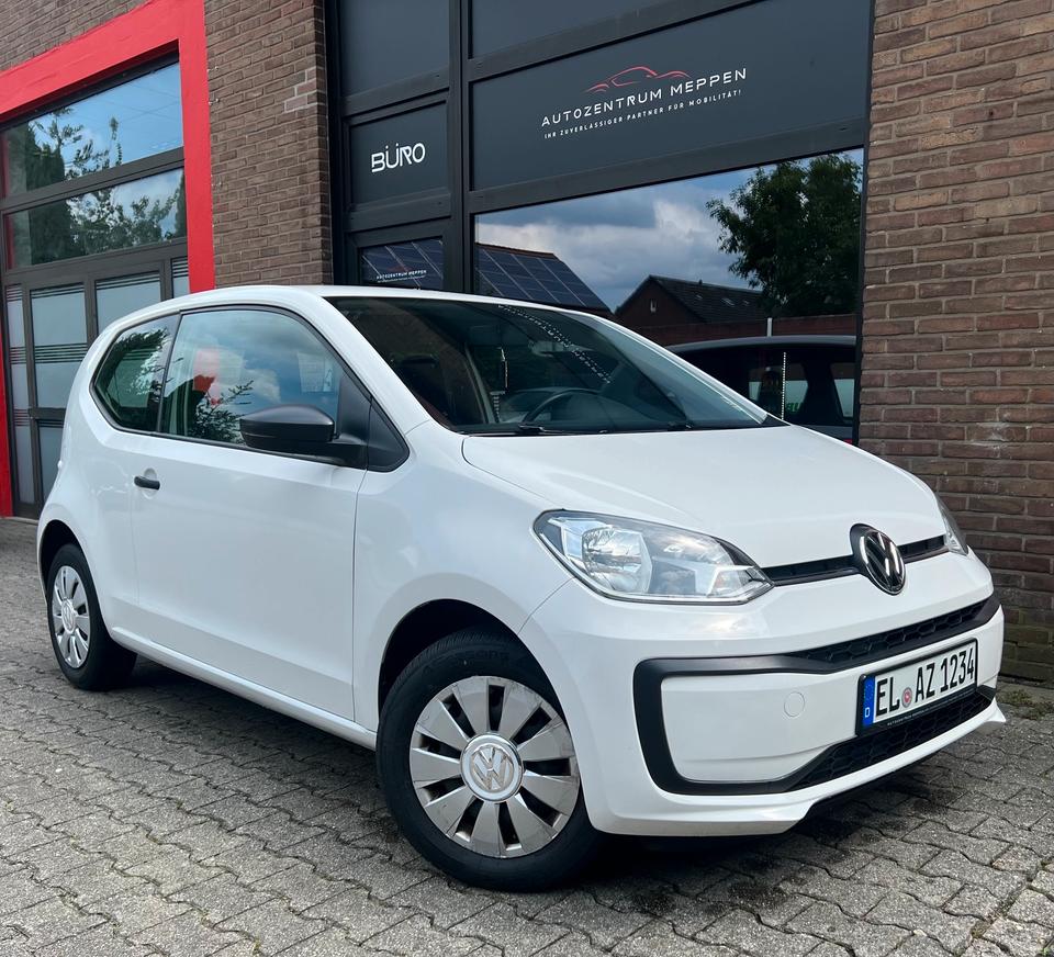 Weißer VW up Mietwagen vor dem Autozentrum Meppen